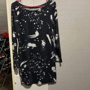 Black and white tight, short long-sleeve dress